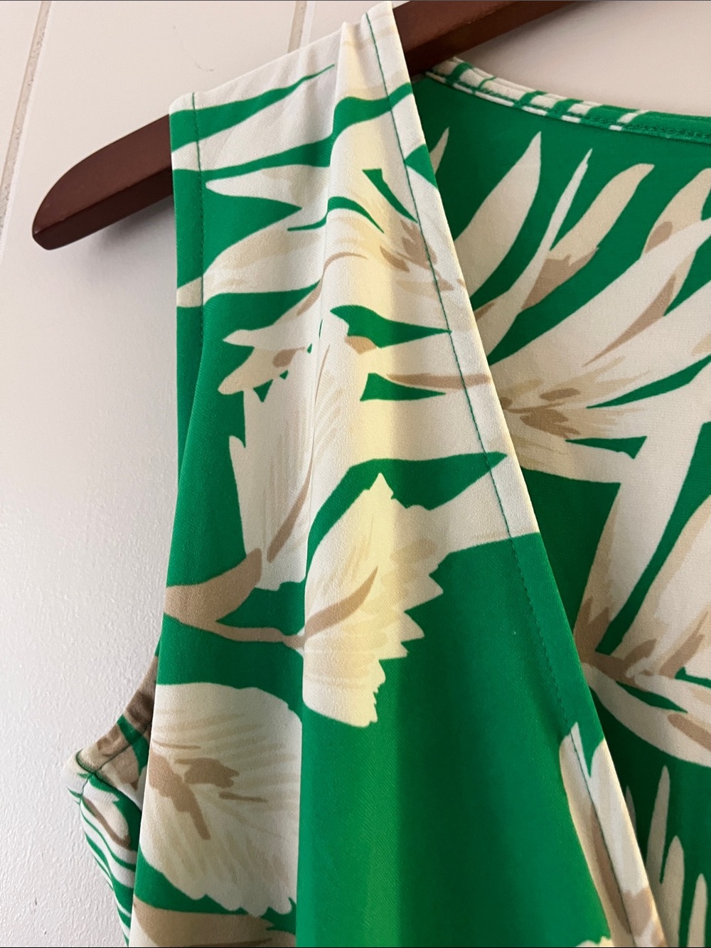Anne Klein Green Tropical Print Sleeveless Wrap Top - Picture 5 of 9